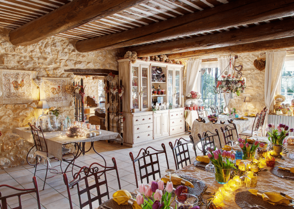 Kafe dengan interior bergaya Provence, penuh dengan bunga segar dan motif floral